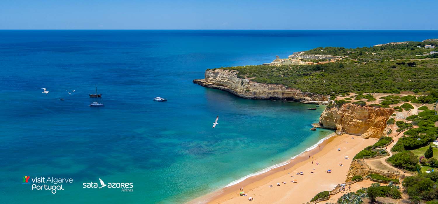 Praia no Algarve. Visit Algarve, Azores Airlines.
