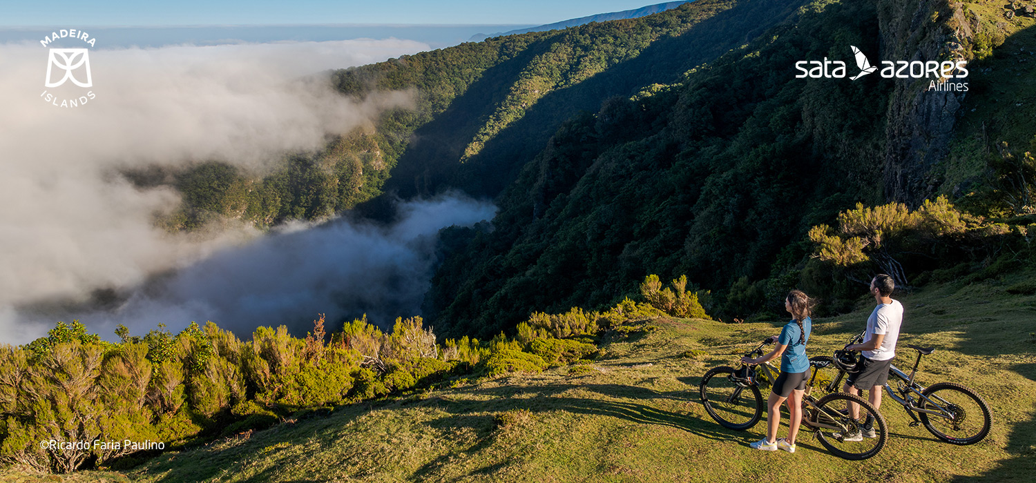 Casal dando passeio de bicicleta pela magnifica natureza da ilha da Madeira.