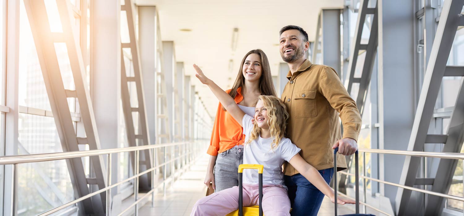 Casal e filha no aeroporto